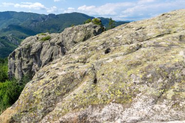 Bulgaristan 'ın Rodop Dağları' ndaki tanrı Sabazios 'a adanmış Eski Tapınak Belintash' ın yaz manzarası