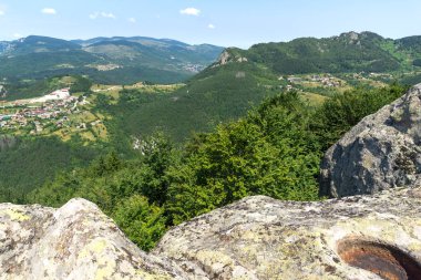 Bulgaristan 'ın Rodop Dağları' ndaki tanrı Sabazios 'a adanmış Eski Tapınak Belintash' ın yaz manzarası