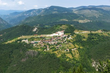 Bulgaristan 'ın Rodop Dağları' ndaki tanrı Sabazios 'a adanmış Eski Tapınak Belintash' ın yaz manzarası