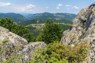 Bulgaristan 'ın Rodop Dağları' ndaki tanrı Sabazios 'a adanmış Eski Tapınak Belintash' ın yaz manzarası