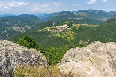 Bulgaristan 'ın Rodop Dağları' ndaki tanrı Sabazios 'a adanmış Eski Tapınak Belintash' ın yaz manzarası