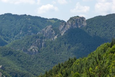 Bulgaristan 'ın Rodop Dağları' ndaki tanrı Sabazios 'a adanmış Eski Tapınak Belintash' ın yaz manzarası