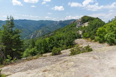 Bulgaristan 'ın Rodop Dağları' ndaki tanrı Sabazios 'a adanmış Eski Tapınak Belintash' ın yaz manzarası