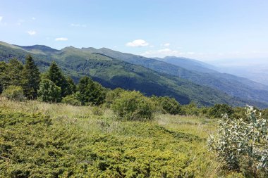 Bulgaristan 'ın Blagoevgrad bölgesindeki Belasitsa Dağı' nın şaşırtıcı yaz manzarası