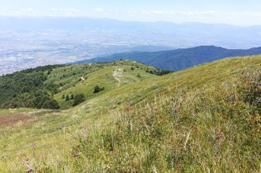 Bulgaristan 'ın Blagoevgrad bölgesindeki Belasitsa Dağı' nın şaşırtıcı yaz manzarası