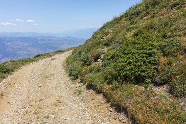Bulgaristan 'ın Blagoevgrad bölgesindeki Belasitsa Dağı' nın şaşırtıcı yaz manzarası
