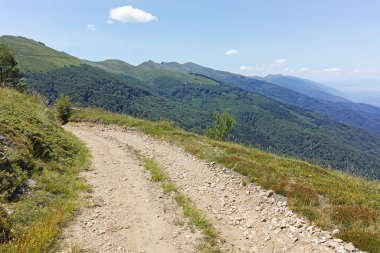 Bulgaristan 'ın Blagoevgrad bölgesindeki Belasitsa Dağı' nın şaşırtıcı yaz manzarası