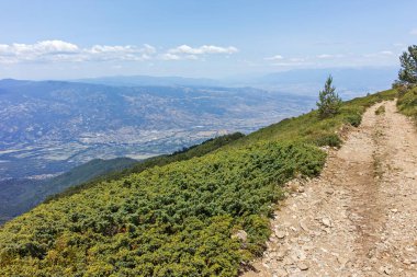 Bulgaristan 'ın Blagoevgrad bölgesindeki Belasitsa Dağı' nın şaşırtıcı yaz manzarası