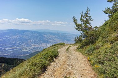 Bulgaristan 'ın Blagoevgrad bölgesindeki Belasitsa Dağı' nın şaşırtıcı yaz manzarası