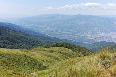 Bulgaristan 'ın Blagoevgrad bölgesindeki Belasitsa Dağı' nın şaşırtıcı yaz manzarası