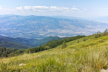 Bulgaristan 'ın Blagoevgrad bölgesindeki Belasitsa Dağı' nın şaşırtıcı yaz manzarası