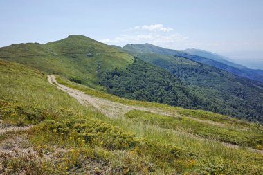 Bulgaristan 'ın Blagoevgrad bölgesindeki Belasitsa Dağı' nın şaşırtıcı yaz manzarası