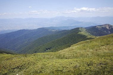 Bulgaristan 'ın Blagoevgrad bölgesindeki Belasitsa Dağı' nın şaşırtıcı yaz manzarası