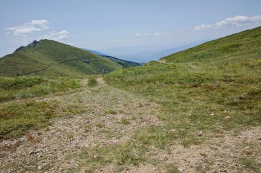 Bulgaristan 'ın Blagoevgrad bölgesindeki Belasitsa Dağı' nın şaşırtıcı yaz manzarası