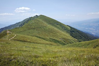 Bulgaristan 'ın Blagoevgrad bölgesindeki Belasitsa Dağı' nın şaşırtıcı yaz manzarası