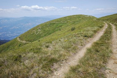 Bulgaristan 'ın Blagoevgrad bölgesindeki Belasitsa Dağı' nın şaşırtıcı yaz manzarası