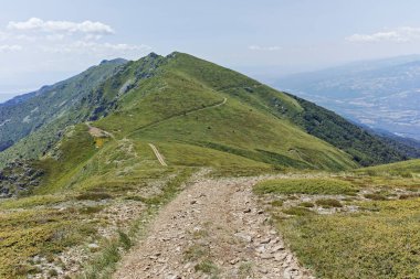 Bulgaristan 'ın Blagoevgrad bölgesindeki Belasitsa Dağı' nın şaşırtıcı yaz manzarası