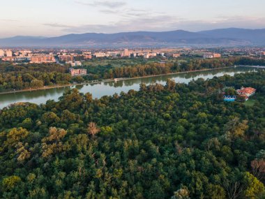 Bulgaristan 'ın Filibe kentindeki Kürek Mekanı' nın hava gün batımı manzarası