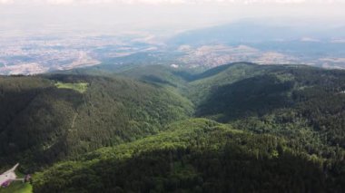 Bulgaristan 'ın Sofya Şehir Bölgesi, Vitosha Dağı' nın havadan yaz manzarası