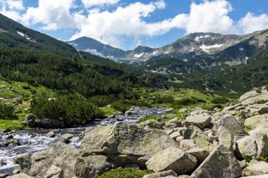 Bulgaristan 'ın Pirin Dağı' ndaki Banderitsa Nehri yakınlarındaki inanılmaz manzara
