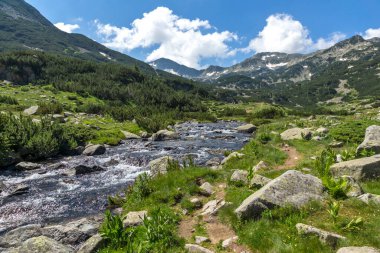Bulgaristan 'ın Pirin Dağı' ndaki Banderitsa Nehri yakınlarındaki inanılmaz manzara