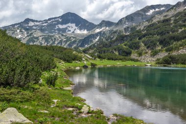 Bulgaristan 'ın Pirin Dağı' ndaki Banderitsa Nehri yakınlarındaki inanılmaz manzara