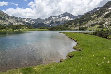 Bulgaristan 'ın Pirin Dağı' ndaki Banderitsa Nehri yakınlarındaki inanılmaz manzara