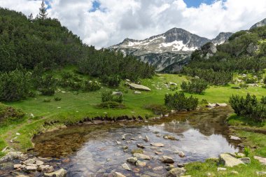 Bulgaristan 'ın Pirin Dağı' ndaki Banderitsa Nehri yakınlarındaki inanılmaz manzara
