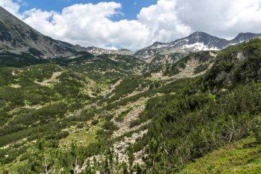Bulgaristan 'ın Pirin Dağı' ndaki Banderitsa Nehri yakınlarındaki inanılmaz manzara