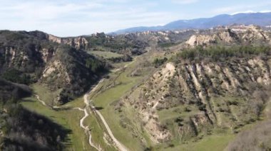 Bulgaristan 'ın Blagoevgrad bölgesindeki Zlatolist, Pirin Dağı köyü yakınlarındaki Melnik kum piramitlerinin hava manzarası