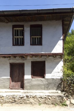Otantik ondokuzuncu yüzyıl evlerine sahip Svezhen köyü, Filibe bölgesi, Bulgaristan