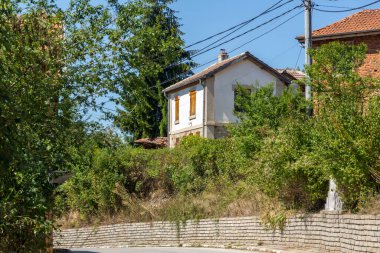 Otantik ondokuzuncu yüzyıl evlerine sahip Svezhen köyü, Filibe bölgesi, Bulgaristan