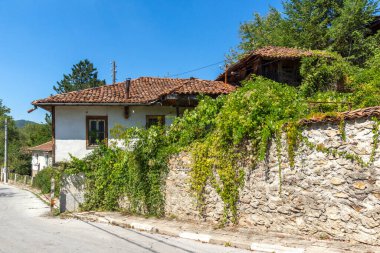 Otantik ondokuzuncu yüzyıl evlerine sahip Svezhen köyü, Filibe bölgesi, Bulgaristan