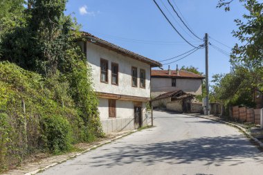 Otantik ondokuzuncu yüzyıl evlerine sahip Svezhen köyü, Filibe bölgesi, Bulgaristan