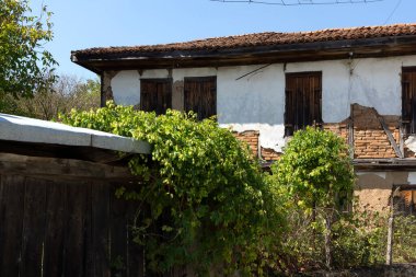 Otantik ondokuzuncu yüzyıl evlerine sahip Svezhen köyü, Filibe bölgesi, Bulgaristan