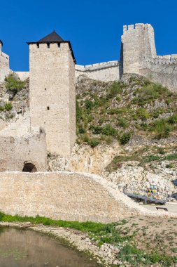 Sırbistan 'ın Tuna Nehri kıyısındaki Ortaçağ tahkim edilmiş Golubac kasabasının kalıntıları