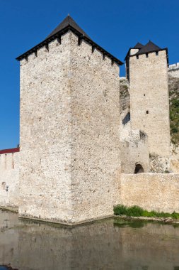 Sırbistan 'ın Tuna Nehri kıyısındaki Ortaçağ tahkim edilmiş Golubac kasabasının kalıntıları
