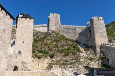 Sırbistan 'ın Tuna Nehri kıyısındaki Ortaçağ tahkim edilmiş Golubac kasabasının kalıntıları