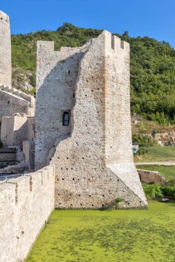 Sırbistan 'ın Tuna Nehri kıyısındaki Ortaçağ tahkim edilmiş Golubac kasabasının kalıntıları