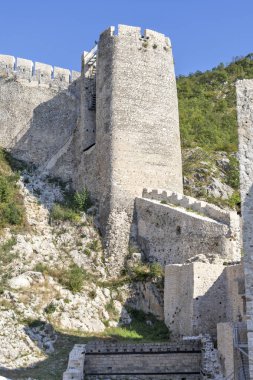 Sırbistan 'ın Tuna Nehri kıyısındaki Ortaçağ tahkim edilmiş Golubac kasabasının kalıntıları