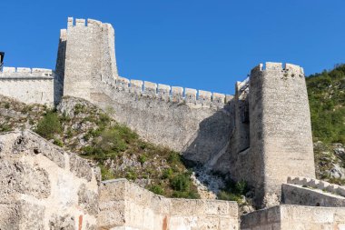 Sırbistan 'ın Tuna Nehri kıyısındaki Ortaçağ tahkim edilmiş Golubac kasabasının kalıntıları