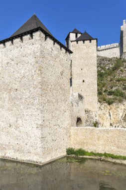 Sırbistan 'ın Tuna Nehri kıyısındaki Ortaçağ tahkim edilmiş Golubac kasabasının kalıntıları
