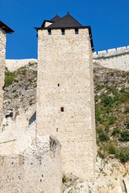 Sırbistan 'ın Tuna Nehri kıyısındaki Ortaçağ tahkim edilmiş Golubac kasabasının kalıntıları