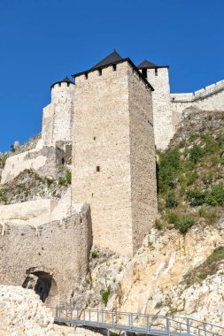 Sırbistan 'ın Tuna Nehri kıyısındaki Ortaçağ tahkim edilmiş Golubac kasabasının kalıntıları