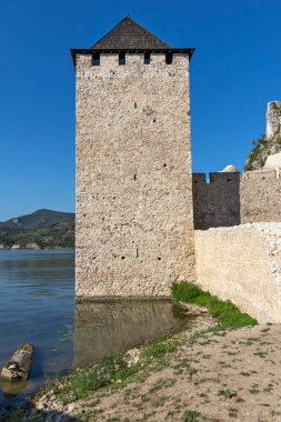 Sırbistan 'ın Tuna Nehri kıyısındaki Ortaçağ tahkim edilmiş Golubac kasabasının kalıntıları