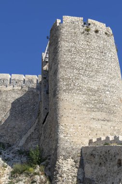 Sırbistan 'ın Tuna Nehri kıyısındaki Ortaçağ tahkim edilmiş Golubac kasabasının kalıntıları