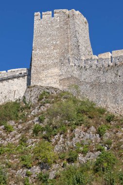 Sırbistan 'ın Tuna Nehri kıyısındaki Ortaçağ tahkim edilmiş Golubac kasabasının kalıntıları
