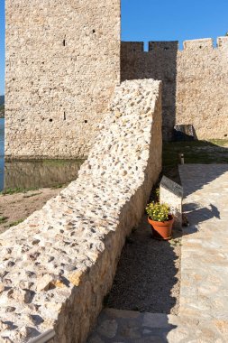 Sırbistan 'ın Tuna Nehri kıyısındaki Ortaçağ tahkim edilmiş Golubac kasabasının kalıntıları