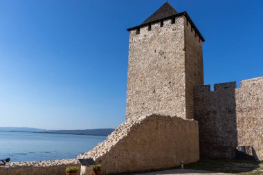 Sırbistan 'ın Tuna Nehri kıyısındaki Ortaçağ tahkim edilmiş Golubac kasabasının kalıntıları