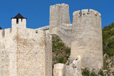 Sırbistan 'ın Tuna Nehri kıyısındaki Ortaçağ tahkim edilmiş Golubac kasabasının kalıntıları